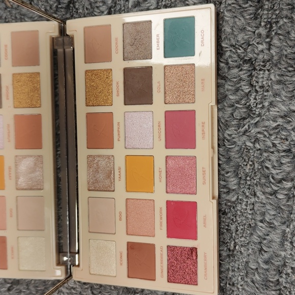 Revolution roxi ride or die eyeshadow palette - Picture 2 of 2